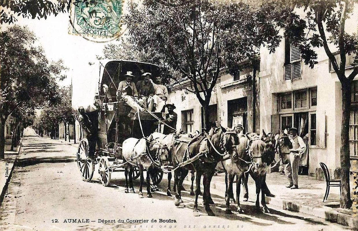 Aumale - Depart du Courrier de Bouira - 1908.jpg